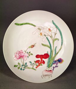 Piatto in porcellana, decorazione famille rose, periodo Yung Cheng (1723-35)